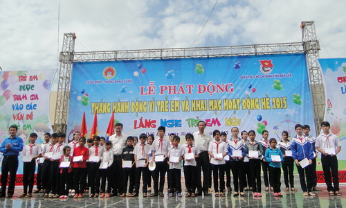 Trao học bổng cho các em thiếu nhi nghèo vượt khó học giỏi của tỉnh Đắk Lắk